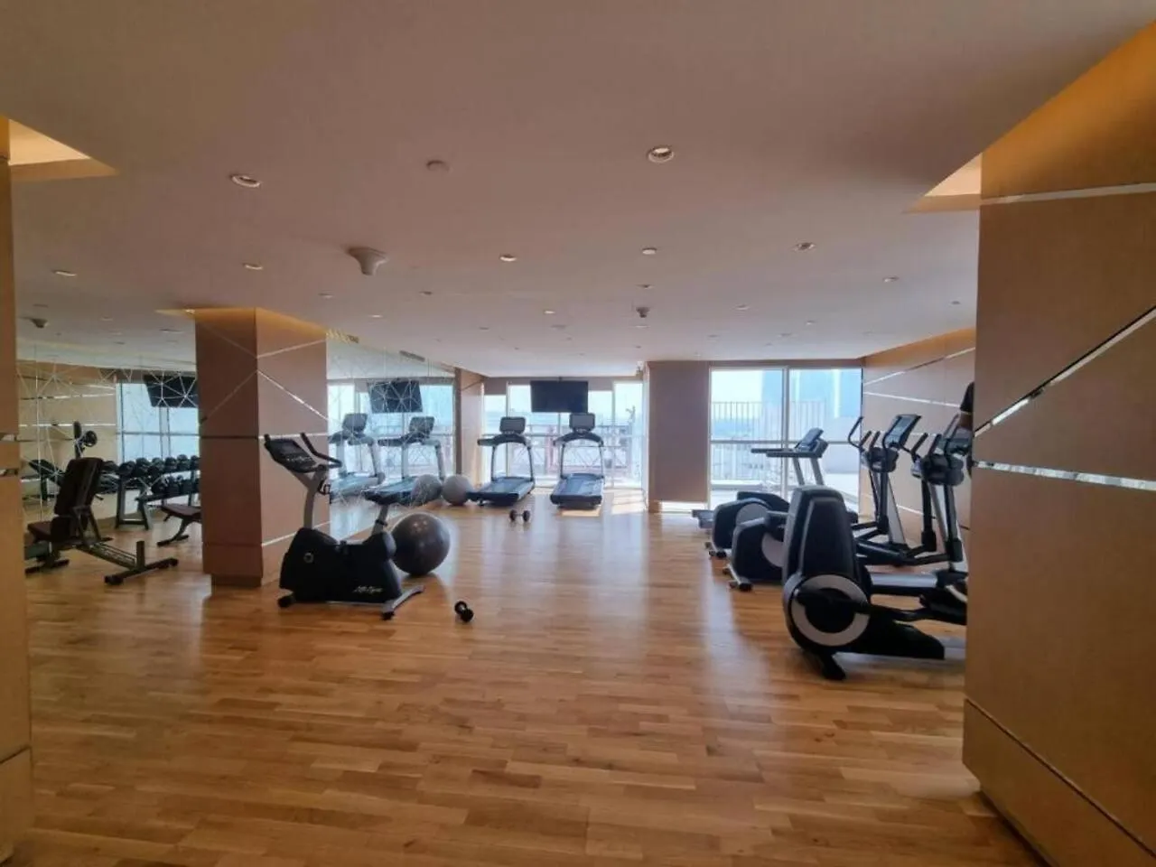 Carson C - Spacious Studio With Golf Course Views Dubai