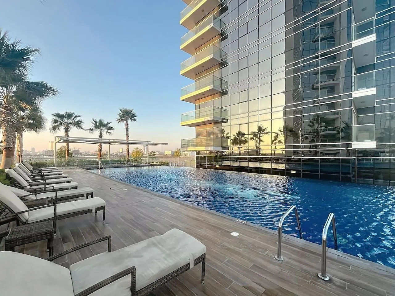 Carson C - Spacious Studio With Golf Course Views Dubai Apartment