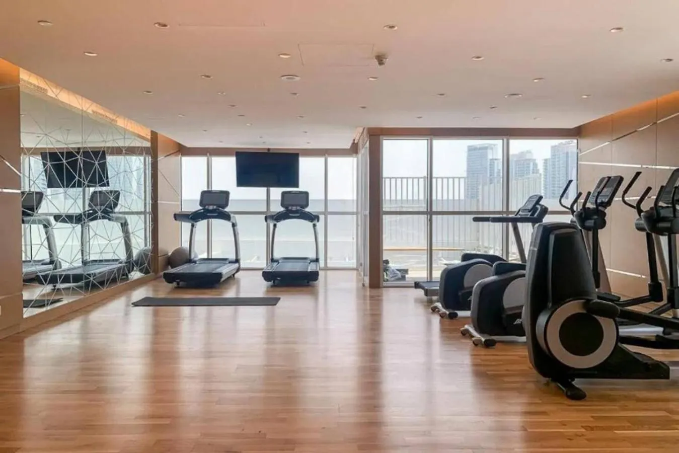Carson C - Spacious Studio With Golf Course Views Dubai Apartment