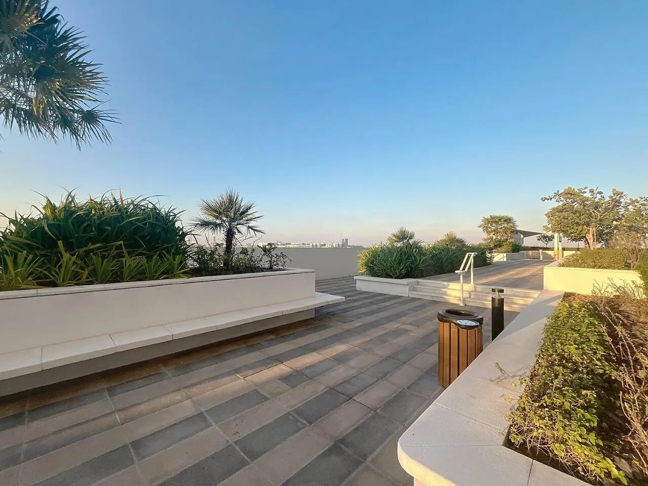 Carson C - Spacious Studio With Golf Course Views Dubai